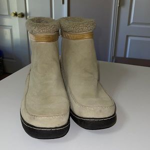 C12 Lands’ End cream boots